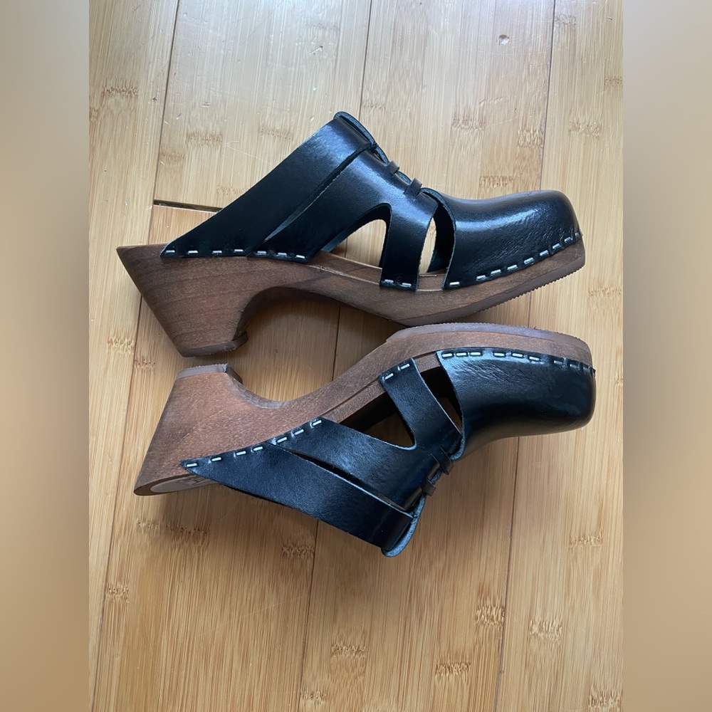 Maguba clogs. Excellent condition with minor wear as shown. Size 38 (US 7.5)